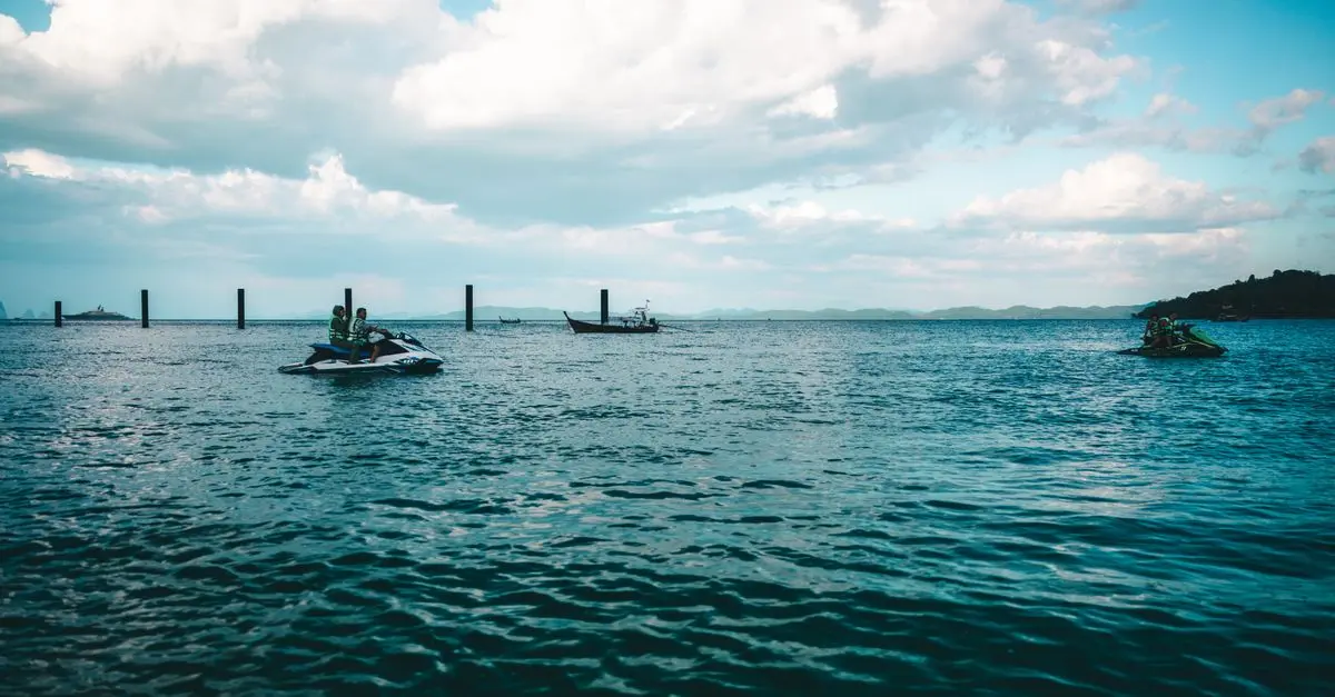 Comment choisir entre plongée et jet ski : guide comparatif